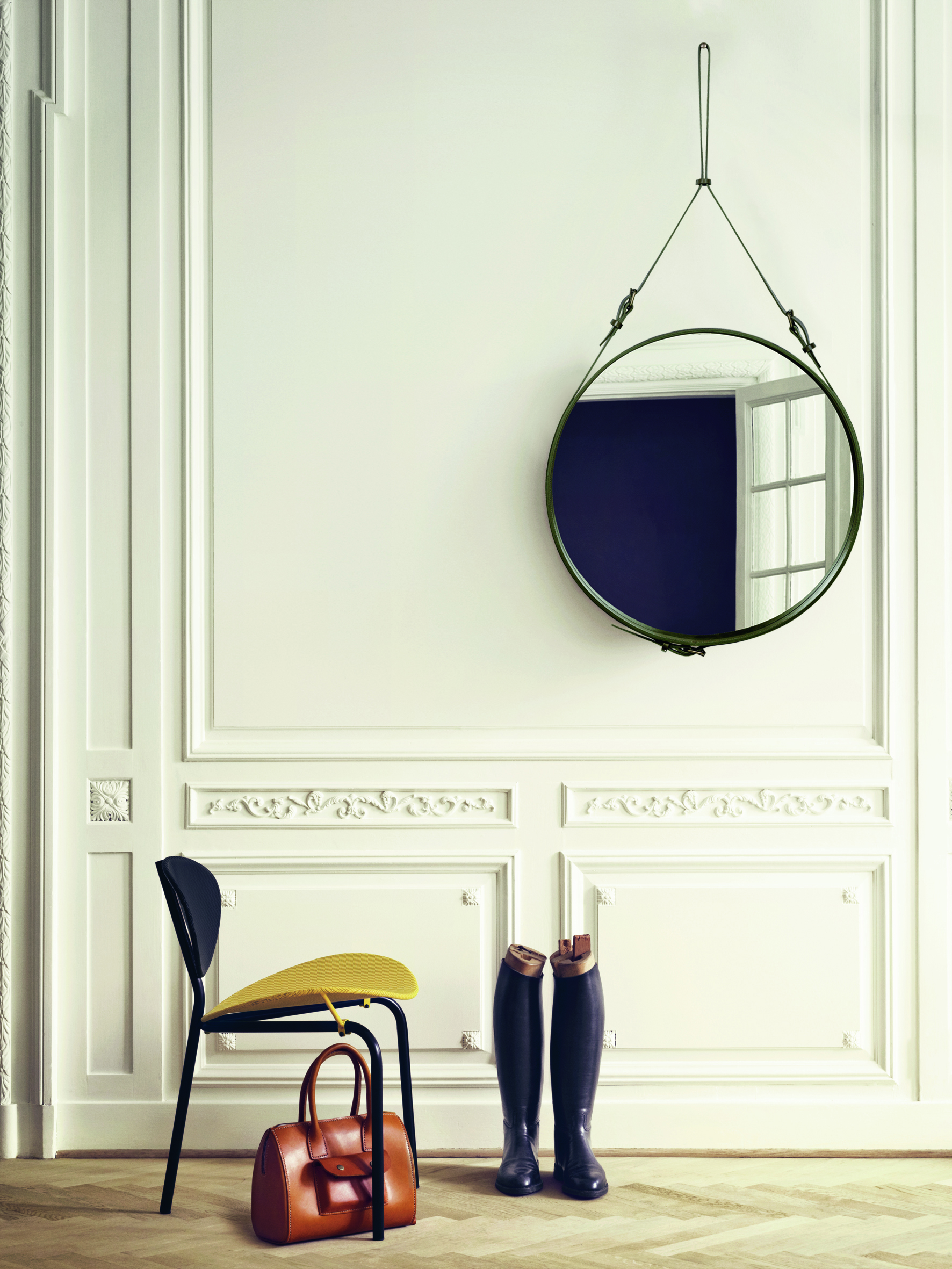 Adnet rundt speil fra Gubi, design: Jacques Adnet
