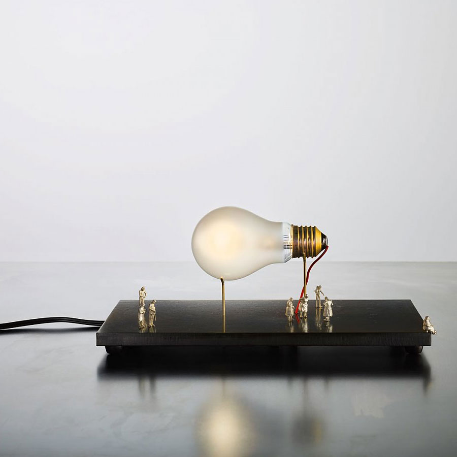 En lampe som krever et nærmere ettersyn, design Ingo Mauer. 