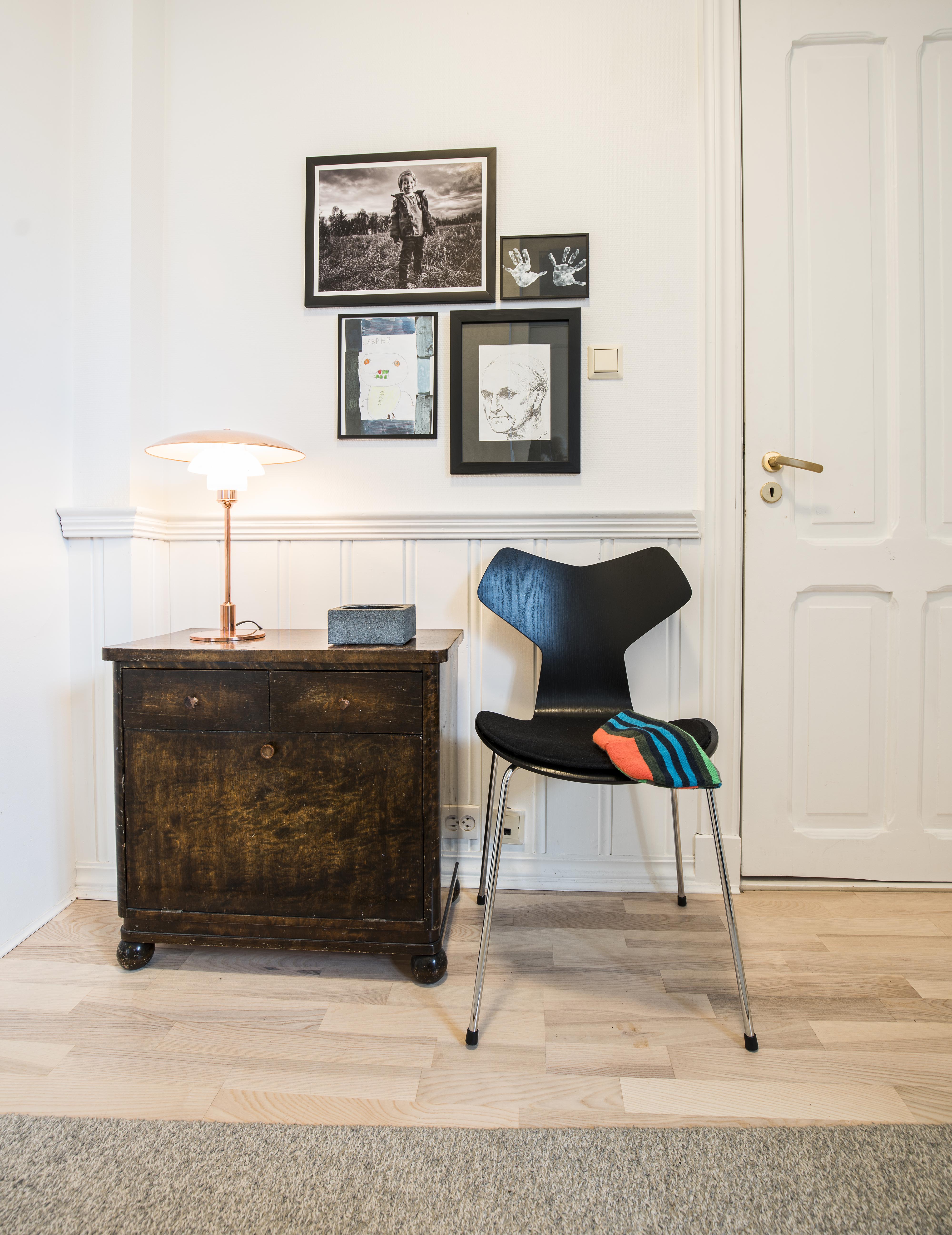 PH bordblampe i kobber designet av Poul Henningsen og Grand Prix stol av Arne Jacobsen. 