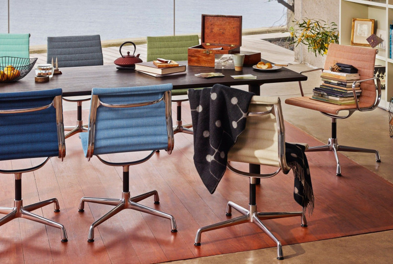 Aluminium chair fra Vitra, designet av Charles & Ray Eames 1958
