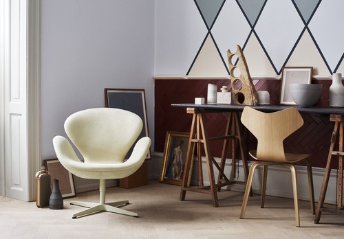 Svanen og Grand Prix stol, begge designet av Arne Jacobsen